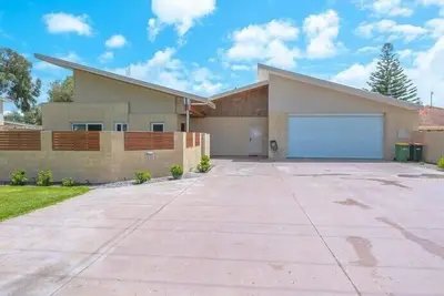 Image de Things of Stone & Wood is a uniquely designed and newly built home.