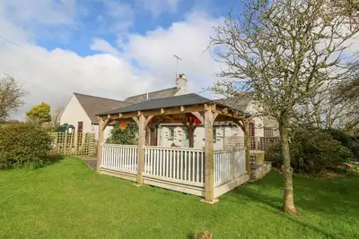 Image de Ty Gwennol, pet friendly, with hot tub in Llanfaethlu