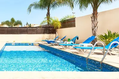 Image de Andina villa is in a great location, near the beach.