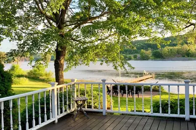 Image de Modern lake house w/private lakefront, fire pit, kayaks, amenities, massive deck