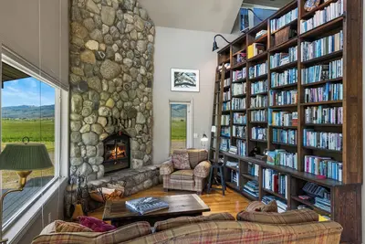 Image de Crow Cabin- Cozy Cabin with amazing views on 20 Acres in the Paradise Valley!