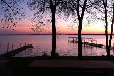 Image de Dream sunsets from this two bedroom lakeside cabin
