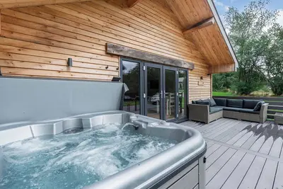 Image de A beautiful lodge in tranquil surroundings with a hot tub - perfect.