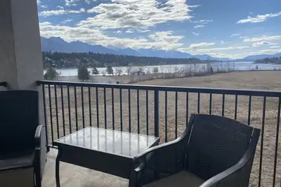 Image de Top floor condo on Lake Windermere with spectacular lake and Mountain View’s