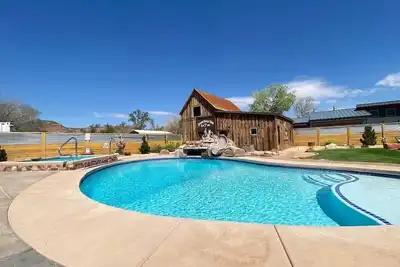 Image de Luxe stay in Kanab with stargazing rooftop deck, pool & hot tub