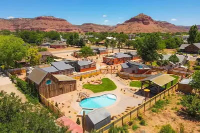 Image de Explore Kanab: Timber & Tin E 2br Roof Deck, Pool, Hot Tub and Game Barn. Close