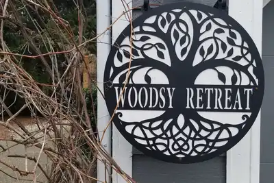 Image de Woodsy Retreat has the trail to the temperate rain forest, and outdoor spa.