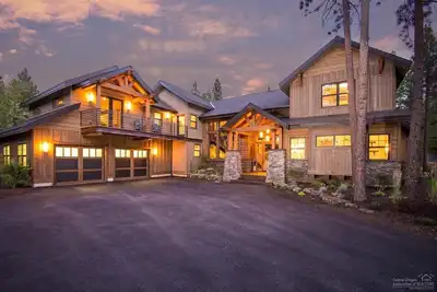 Image de Luxurious Estate among the Pines w/ Hot Tub, Ev Charger & so much More!