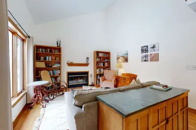 Image de Dog-Friendly Home with WiFi, Central Ac, Wood Fireplace, & Private Beach Access