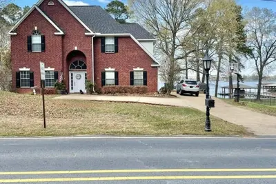 Image de Beautiful fully furnished lakefront house