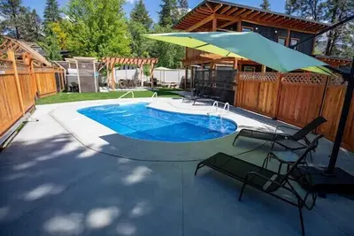 Image de Gorgeous Custom Post & Beam Carriage House with Pool and Swim Spa