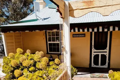 Image de A quaint and crooked Cornish cottage