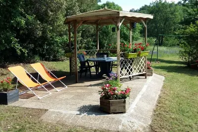 Image de Maison de campagne proche de la Dordogne avec grand jardin et cheminée