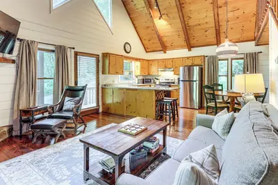 Image de Creek Front Cabin w/ Hot Tub+Fire Pit