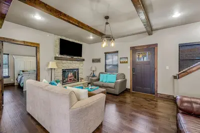 Image de 8 Bedroom Lakefront Home + dock