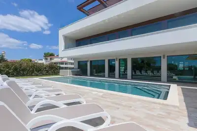 Image de New modern 5-Br villa with pool, indoor wellness, close to beach