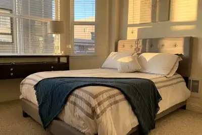 Image de Beautiful & Sunny 2 Bedroom Apartment - w/Private Parking, Roof Deck, Laundry!