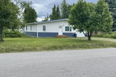 Image de Remodeled house w/garage and hot tub; quiet suburb, in town