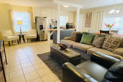 Image de The Oaks Vanderbilt location is adjacent to Usa campus and Azalea golf course