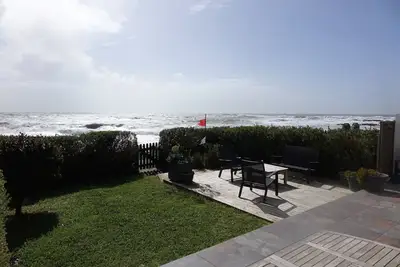 Image de maison individuelle située direct mer avec plage à 100 M