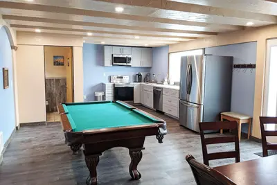 Image de King Beds, Full Kitchen, Private Pool Table, 8 min walk to Beach, Pet Friendly