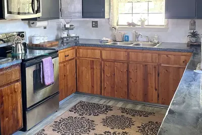 Image de Enjoy a cozy holiday getaway in our peaceful rural home.