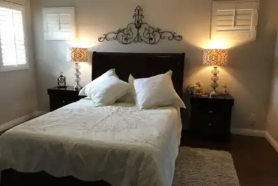 Image de Home away from home, quiet, walking distance to shopping center, 15 min of d