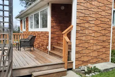 Image de Walk-out Waterfront Cottage with convenient Private setting