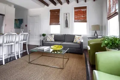 Image de M1 at Saint Philip Square, One Block to King, Cozy Bright Stay