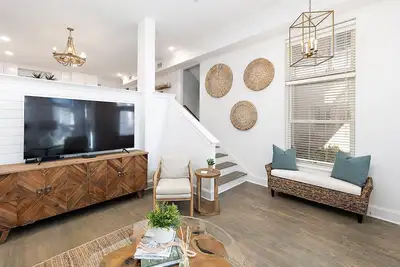 Image de Coastal Crush: A spacious townhouse, steps from the King and Prince, and village