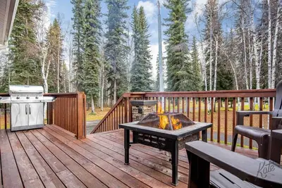Image de Peaceful Nature Escape w/ Deck in North Pole!