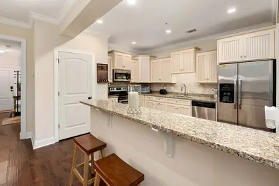 Image de Centrally Located new townhome is the ideal choice for a St. Simons Island rental.