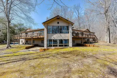 Image de Secluded, lakefront & dog-friendly home with kayaks, deck & grill