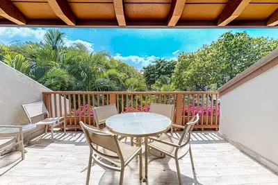 Image de Top-floor retreat with amazing lanai, 2 pools, hot tub, grills, & beach access
