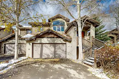 Image de Secluded 3-level retreat with hot tub, W/D, & free shuttle to Arrowhead lift