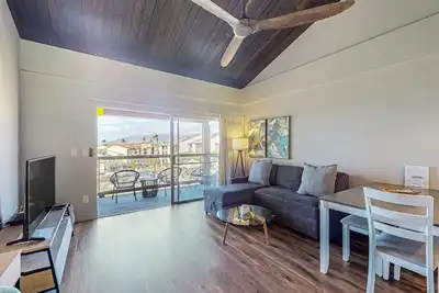 Image de Centrally-located ocean-view suite with pool, tennis court, balcony, & W/D