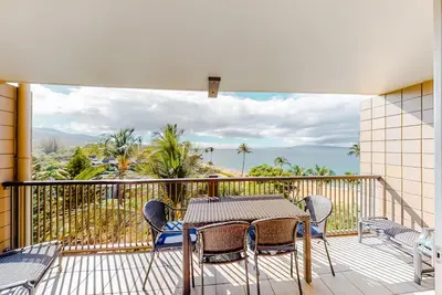 Image de Resort condo steps from the beach with pool, gym & lanai