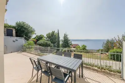 Image de Luxury apartment with shared pool, patio & sea view