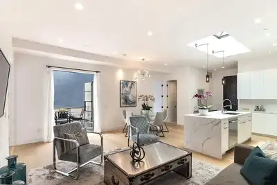 Upscale modern Venice apartment with Private deck