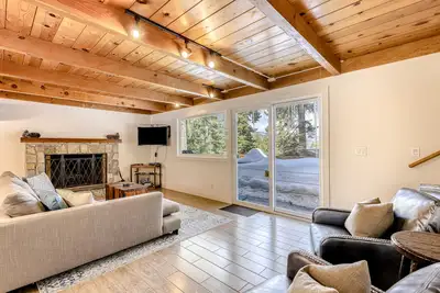 Image de Quiet Neighborhood - Lake Retreat W/ Stunning Views, New Deck, Easy Ski Access