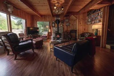Image de Riverside Mid-Century Cabin with Mountain Views