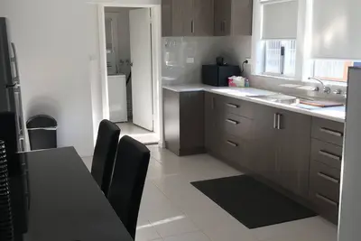 Image de Entire House 3 bedrooms, 5 minute walk to town centre and 1 minute to beach