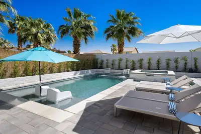 Image de Blue Agave - Ultimate desert vacation spot with a newly built backyard and pool! !