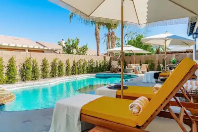 Image de The Lemon Tree - A Designer Remodeled Oasis near festivals/golf/more
