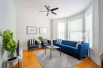 Image de 2-Bedroom Apartment in Lively Neighborhood