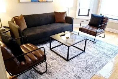 Image de Stylish 2br Pad with Up-to-date Comforts