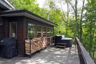 Image de Mountaintop Lookout with Hot Tub under the Stars - Ultimate Family Getaway!