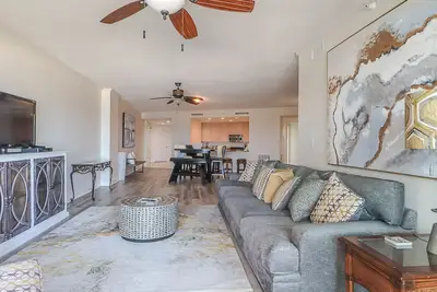 Image de Beautiful 3 Bedroom / 3 Bathroom Condo