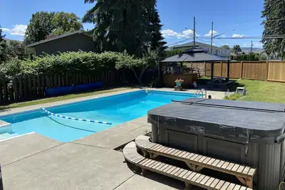 Image de Beautiful Big Home With Heated Inground Pool & Hot Tub!