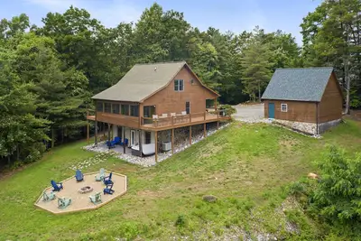 Image de \"The Cabin\": Scenic Cabin Views • Fire Pit • Fast WiFi